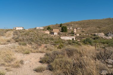 İspanya 'nın güneyindeki eski maden kompleksi. İnşaat tuğladan yapılmıştır. Bitkiler ve ağaçlar vardır.