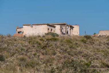 İspanya 'nın güneyinde eski bir maden kompleksinin eski evi. İnşaat tuğladan yapılmıştır. Bitkiler ve ağaçlar vardır.