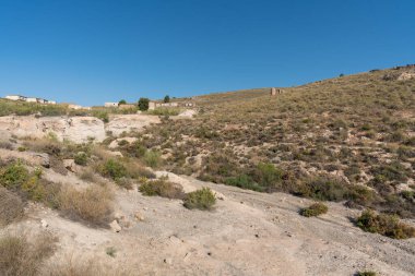 İspanya 'nın güneyinde eski bir maden kompleksi var. Eski bir inşaat var. Mineral yıkamadan kalma tortular ve bitki örtüsü var.