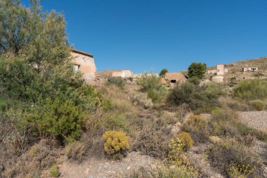 İspanya 'nın güneyindeki eski maden kompleksi. İnşaat tuğladan yapılmıştır. Bitkiler ve ağaçlar vardır.