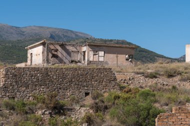 İspanya 'nın güneyinde eski bir maden kompleksinin eski evi. İnşaat tuğladan yapılmıştır. Bitkiler ve ağaçlar vardır.