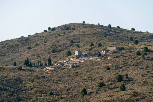 在西班牙南部被毁的矿区 有树木和灌木丛 天空晴朗 — 图库照片