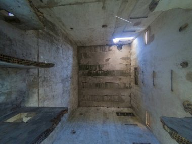 Terk edilmiş bir binanın içinde, tuğladan yapılmış bir bina, bir pencere var.