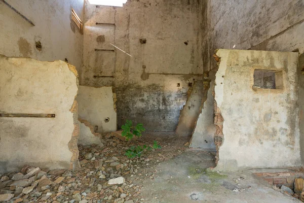 Terk edilmiş bir binanın içinde, tuğladan yapılmış bir bina, bir pencere var.