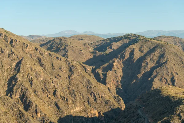 Spanya Nın Güneyindeki Dağlık Arazide Çalılar Çam Ağaçları Var Gökyüzü — Stok fotoğraf
