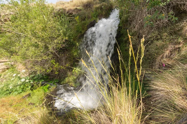 Wasserfall Der Sierra Nevada Gibt Büsche Und Gras Gibt Steine — Stockfoto