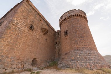 Güney İspanya 'daki La Calahorra Kalesi. Kale taştan yapılmış. Parmaklıklı birkaç pencere var.