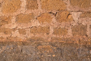 Eski bir şatonun taş duvarı, eklem yerinde taş harç, taşlar gri