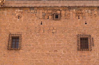 Güney İspanya 'daki La Calahorra Kalesi, kale taştan yapılmış, parmaklıklı birkaç pencere var.