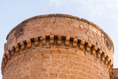 La Calahorra Kalesi 'nin kulesi, kule dairesel ve taştan yapılmış, birkaç köşesi var, metal ızgaralı bir pencere var.