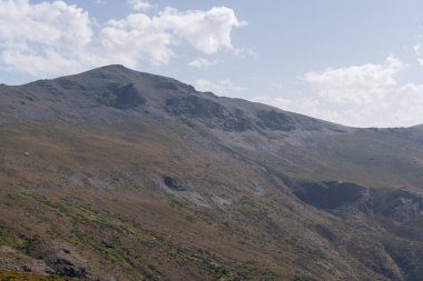 Güney İspanya 'da Sierra Nevada' nın dağlık arazisi kaya oluşumları var, gökyüzünde bulutlar var.