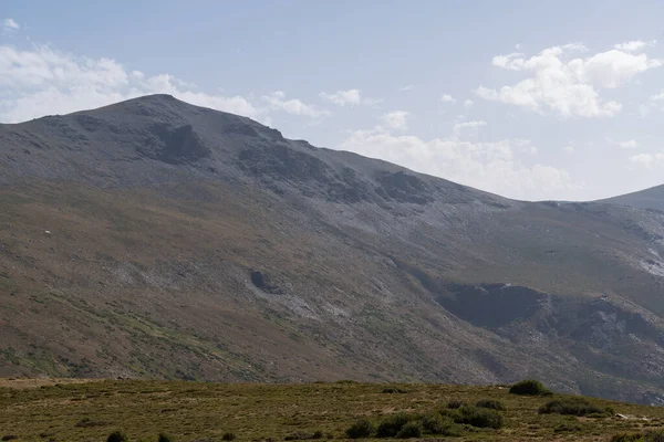 Górzysty Krajobraz Sierra Nevada Południowej Hiszpanii Krzaki Trawa Kamienie Niebo — Zdjęcie stockowe