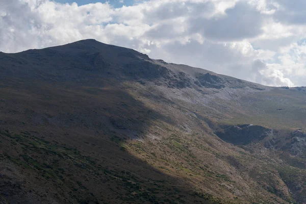 Sierra Nevada Hegyvidéki Tájai Dél Spanyolországban Bokrok Kövek Sziklák Felhők — Stock Fotó