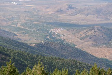 Sierra Nevada 'nın yamacında küçük bir kasaba var. Çam ormanı var, ovası var.
