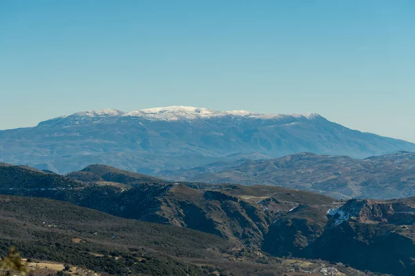 南スペインの山岳風景は 山は雪があり 木々や茂みがあり 空は明確です — ストック写真