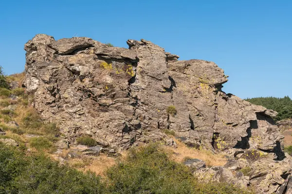 Formación Rocas Sierra Nevada Hay Arbustos Hierba Cielo Está Despejado — Foto de Stock
