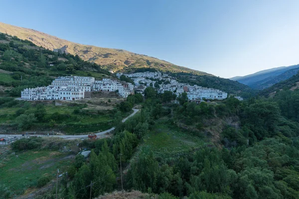 Pueblo Lado Una Montaña Sierra Nevada Hay Árboles Hierba Hay — Foto de Stock