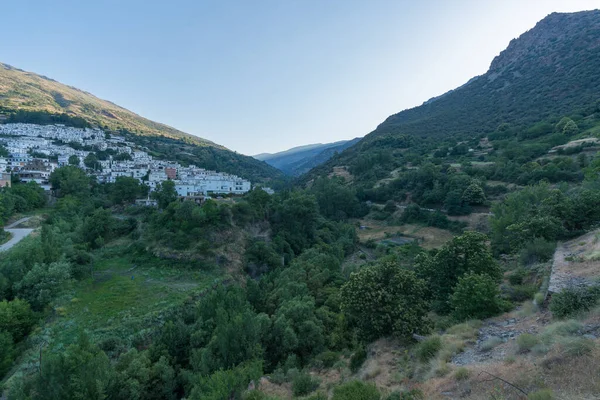 Egy Város Sierra Nevada Hegy Oldalán Vannak Fák Van Egy — Stock Fotó