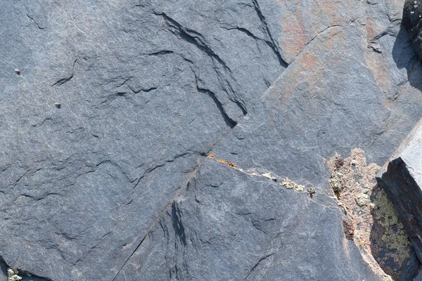 Каменистая Неровная Поверхность Скала Серого Цвета Имеет Лишайник Поверхности — стоковое фото