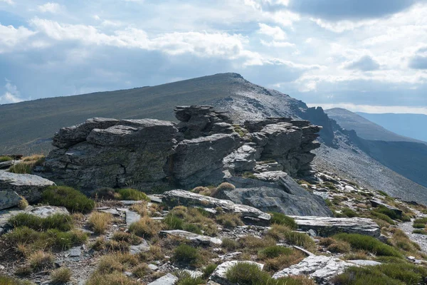 Βράχια Στην Κορυφή Ενός Βουνού Της Σιέρα Νεβάδα Υπάρχουν Θάμνοι — Φωτογραφία Αρχείου