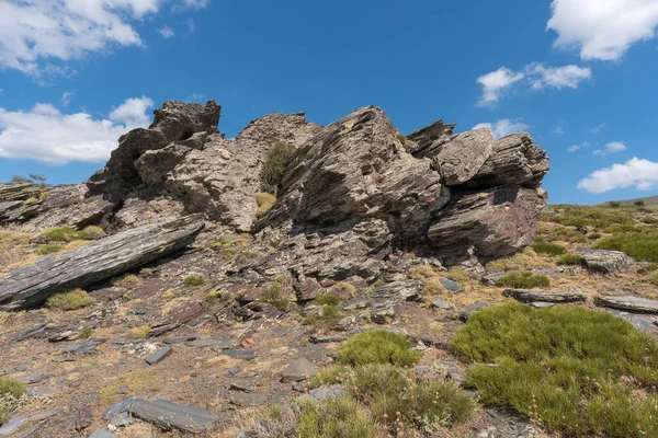 Rochers Sommet Une Montagne Sierra Nevada Des Buissons Herbe Ciel — Photo