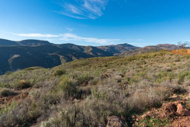 Güney İspanya 'daki dağlık araziler, çalılar, birkaç vadi, gökyüzü bulutlu.