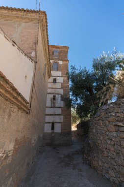 Güney İspanya 'da bir kilisenin kulesi. Kulede birkaç pencere var. Tuğladan yapılmış.