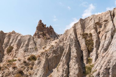Güney İspanya 'da dağlık ve aşınmış bir arazi, bitki örtüsü var ve gökyüzü bulutlu.
