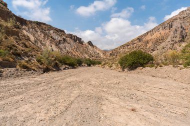 Güney İspanya 'da dağlık ve aşınmış bir arazi. Kuru bir vadi var, bitki örtüsü var ve gökyüzü bulutlu.