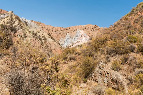 Güney İspanya 'da dağlık ve aşınmış bir arazi, bitki örtüsü var ve gökyüzü bulutlu.