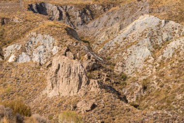 Güney İspanya 'da dağlık ve aşınmış arazi, bitki örtüsü var.