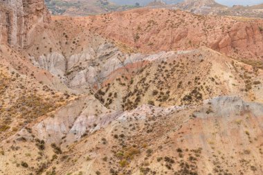 İspanya 'nın güneyindeki dağlık bölgede çalılar var, zemin aşınmış.,