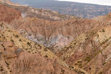 İspanya 'nın güneyindeki dağlık bölgede çalılar var, zemin aşınmış.,