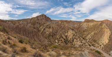 İspanya 'nın güneyindeki dağlık bölgede çalılar var, toprak aşınmış, gökyüzü bulutlu.
