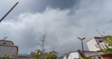 İspanya 'nın güneyindeki bir kasabada bulutlar hareket ediyor. Evleri beyaza boyanmış.