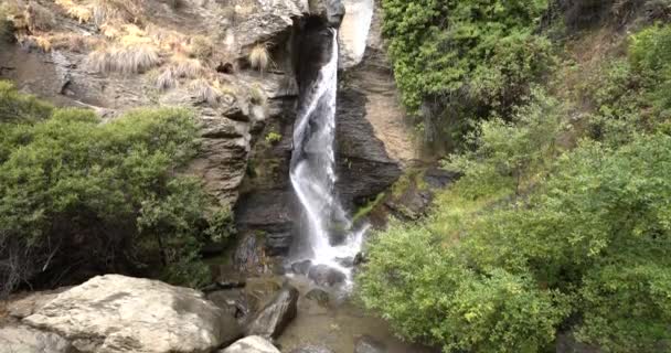 Cascata Sierra Nevada Una Scogliera Rocciosa Sono Alberi Cespugli — Video Stock