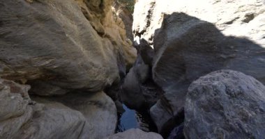 Dağdaki su akıntısı, kayalık bir bölgedir.