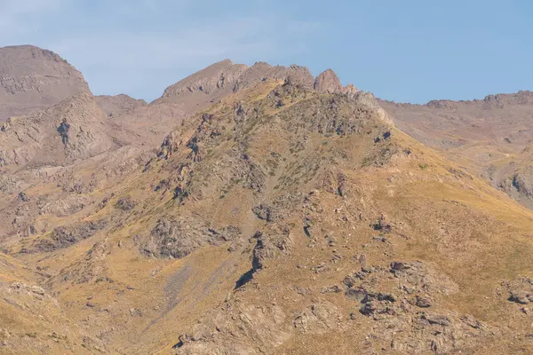 Paisaje Montañoso Sierra Nevada Hay Pastos Arbustos Hay Piedras Rocas — Foto de Stock