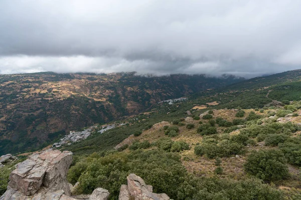 南スペインの山岳風景は 岩や石ですが 乾燥した草ですが 茂みや木々は 山の中腹に村は 空が曇っている — ストック写真