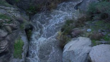 Güney İspanya 'da Sierra Nevada' da bir nehirden akan su, taşlar ve kayalar var, bitki örtüsü var.