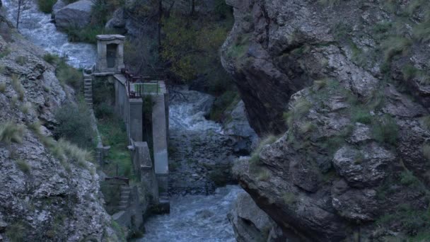 南スペインのシエラネバダ山脈の川を流れる水は 石や岩があり 植生があり 古い建物があります — ストック動画