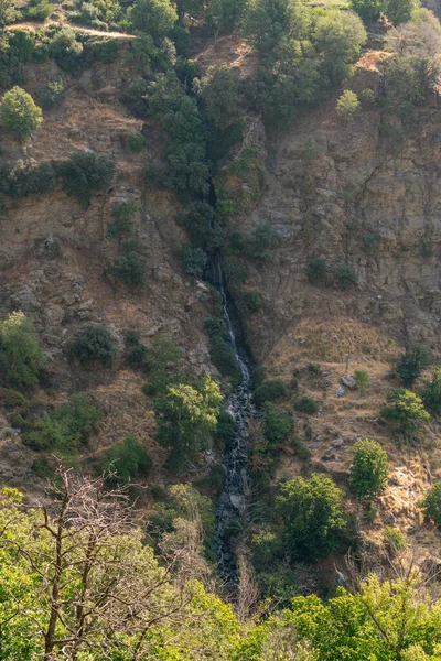 Vízesés Sierra Nevada Szurdokban Fák Vannak Sziklák — Stock Fotó