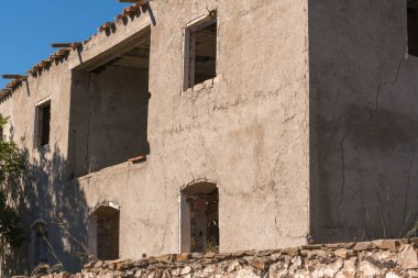 Güney İspanya 'da harabe bir çiftlik evi, birkaç penceresi ve bir kapısı var, çıkıntıda fayanslar var.