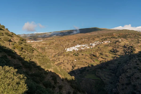 Ορεινό Τοπίο Στη Νότια Ισπανία Υπάρχει Μια Πόλη Στην Πλαγιά — Φωτογραφία Αρχείου