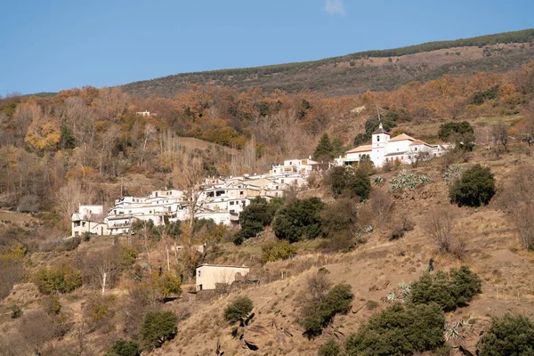 Uma Cidade Encosta Serra Nevada Árvores Arbustos Rochas Pedras Céu — Fotografia de Stock