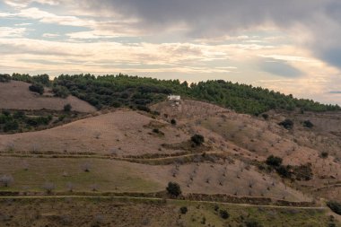 Güney İspanya 'nın dağlık arazisi, dağlarda ağaçlar, gökyüzünde bulutlar var.