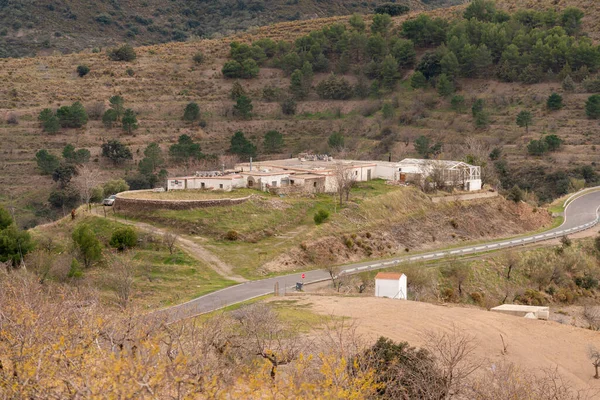 Bauernhausgruppe Den Bergen Südspanien Gibt Bäume Und Sträucher Eine Straße — Stockfoto