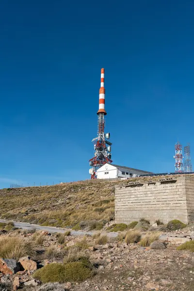 Antenas Telecomunicações Montanha Vários Edifícios Vegetação Pedras Céu Claro — Fotografia de Stock