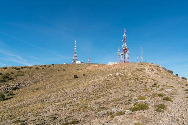 Antenas Telecomunicações Montanha Vários Edifícios Vegetação Pedras Céu Claro — Fotografia de Stock