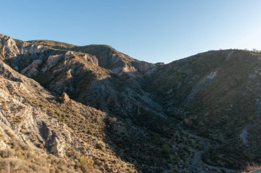 Güney İspanya 'nın dağlık bölgesi, dağlık bölgede bitki örtüsü var, gökyüzü açık.